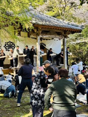 薬師まつりのにぎやかな餅まき