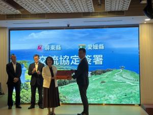 屏東県・周知事と記念品の交換