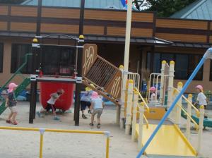 園庭に出て