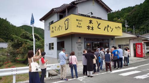 開店前から行列が　看板がキュート