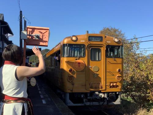 松丸駅に停車している「伊予灘物語」