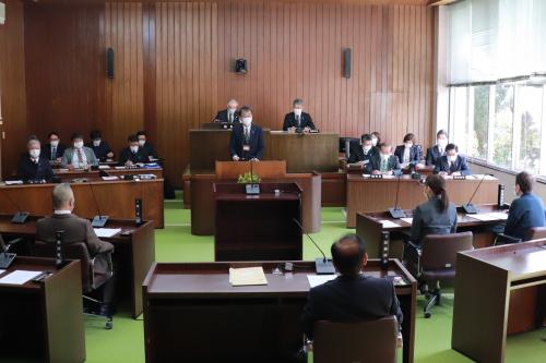 現在の議場で最後の開催となる12月定例議会の様子