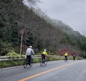 雨の中　自転車で滑床を目指すグループ