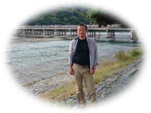 山田議員渡月橋で記念撮影