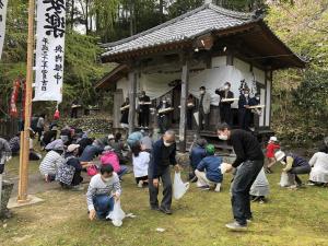 賑わいの餅まき