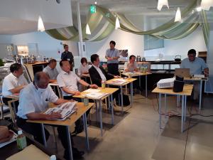 町議会議員とともにふるさと納税について研修