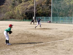 スポーツ少年団のソフトボールの風景。ピッチャー