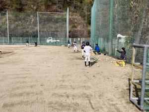 保護者とソフトボールの練習風景。