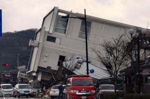 能登半島地震により倒壊した七階建てのビルの写真