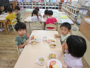 給食の様子
