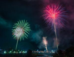 森の国の夏祭り　迫力満点の花火大会（野村敦氏提供）