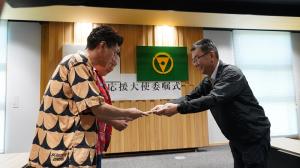 モグライダーのお二人に委嘱状を手渡す坂本町長
