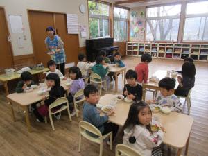 給食の様子を参観