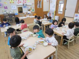 給食の様子を参観