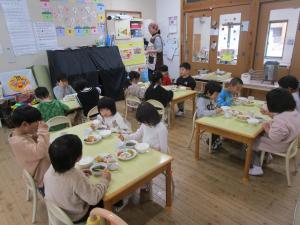 給食の様子を参観