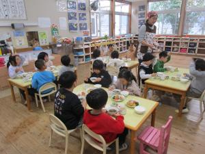 給食の様子を参観