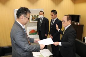 議長から町長へ要請書を提出している写真