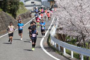 ハーフを激走する選手