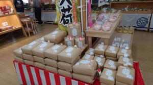 「かごもり市場」店頭に並ぶ“まっさら米”
