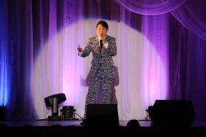 歌っている三山ひろしさん