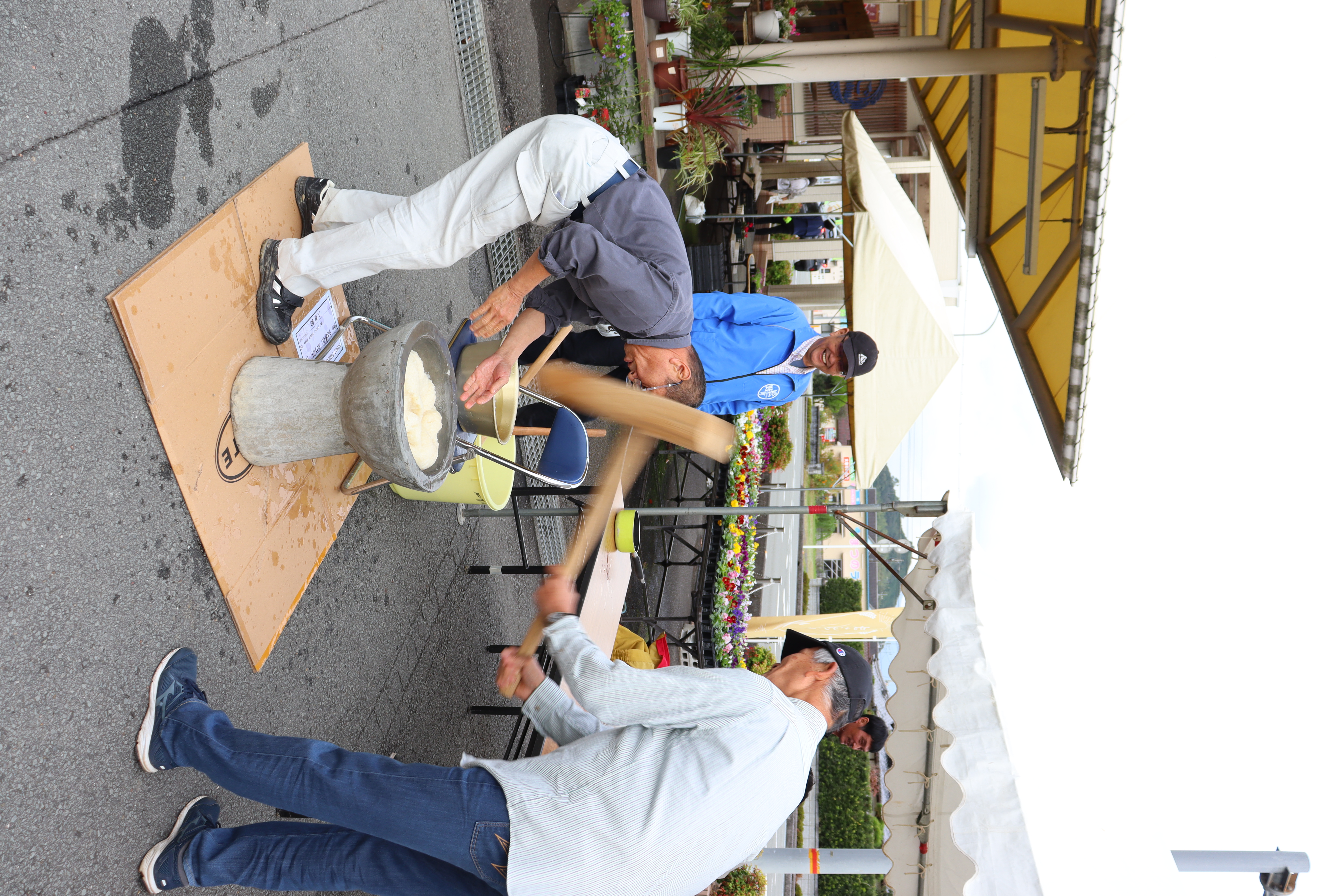 餅つきの様子の写真