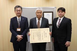 受賞(左から 坂本松野町長、竹本会長、森下施設長)